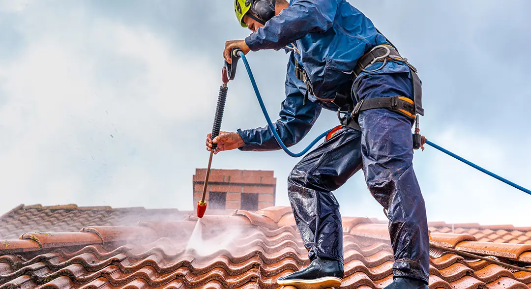 Démoussage et traitement de toiture